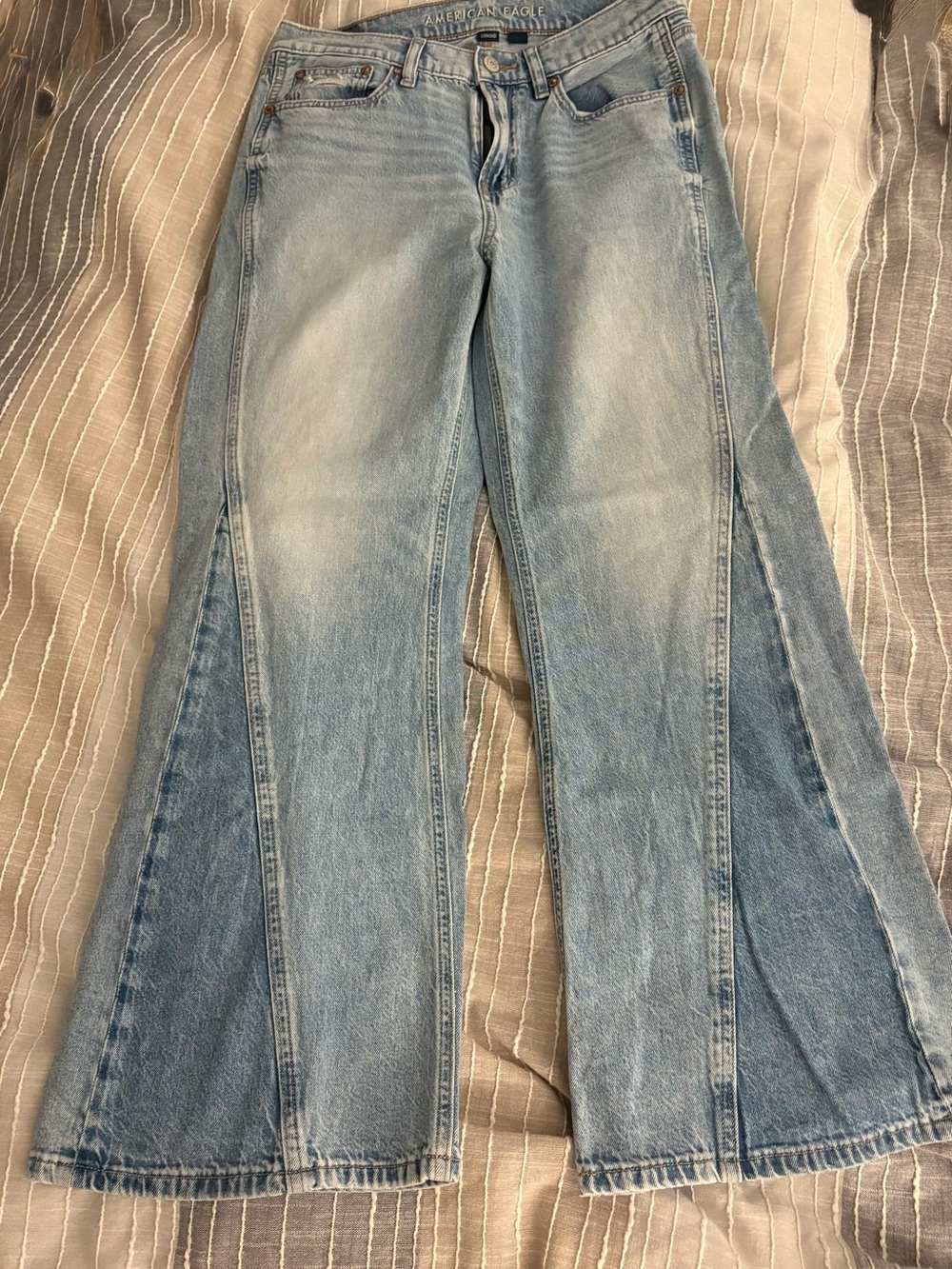 American Eagle Low-Rise Baggy Flare Light Wash Strigid Paneled Denim Sz 4 Xshort